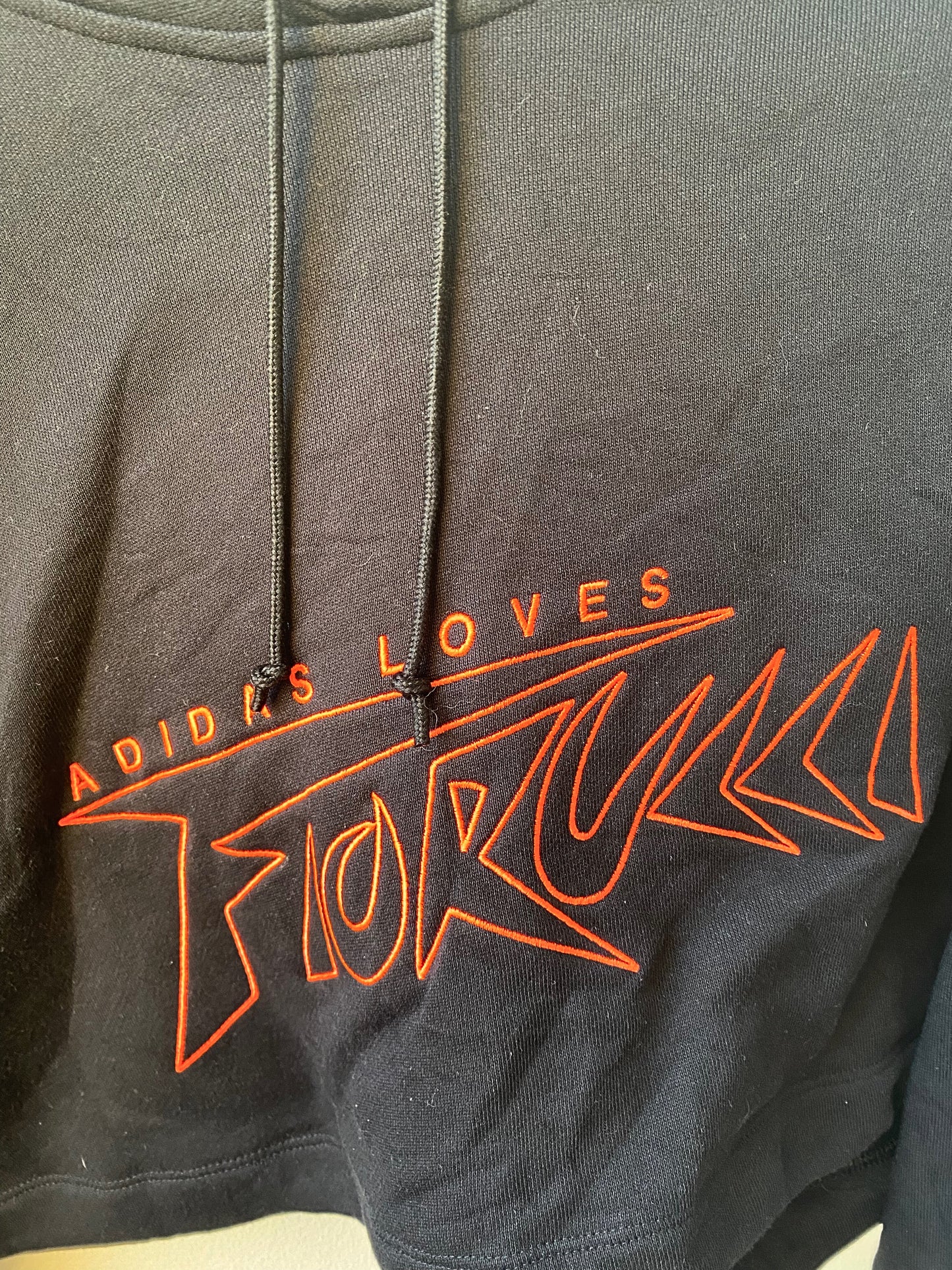 סווטצרט adidas x fiorucci crop מידה- L