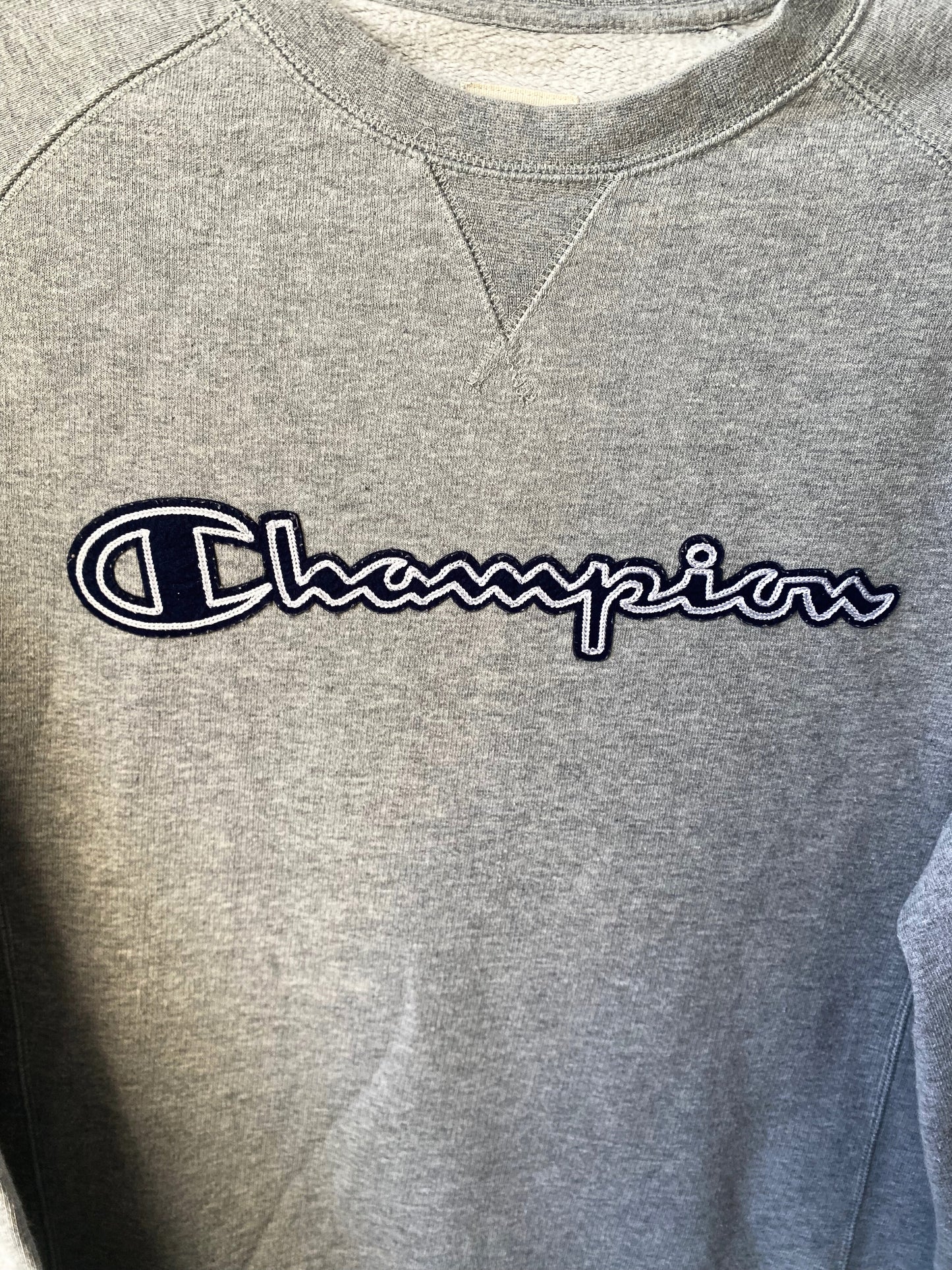 סווטצרט CHAMPION אפור לוגו שחור לבן מידה- M