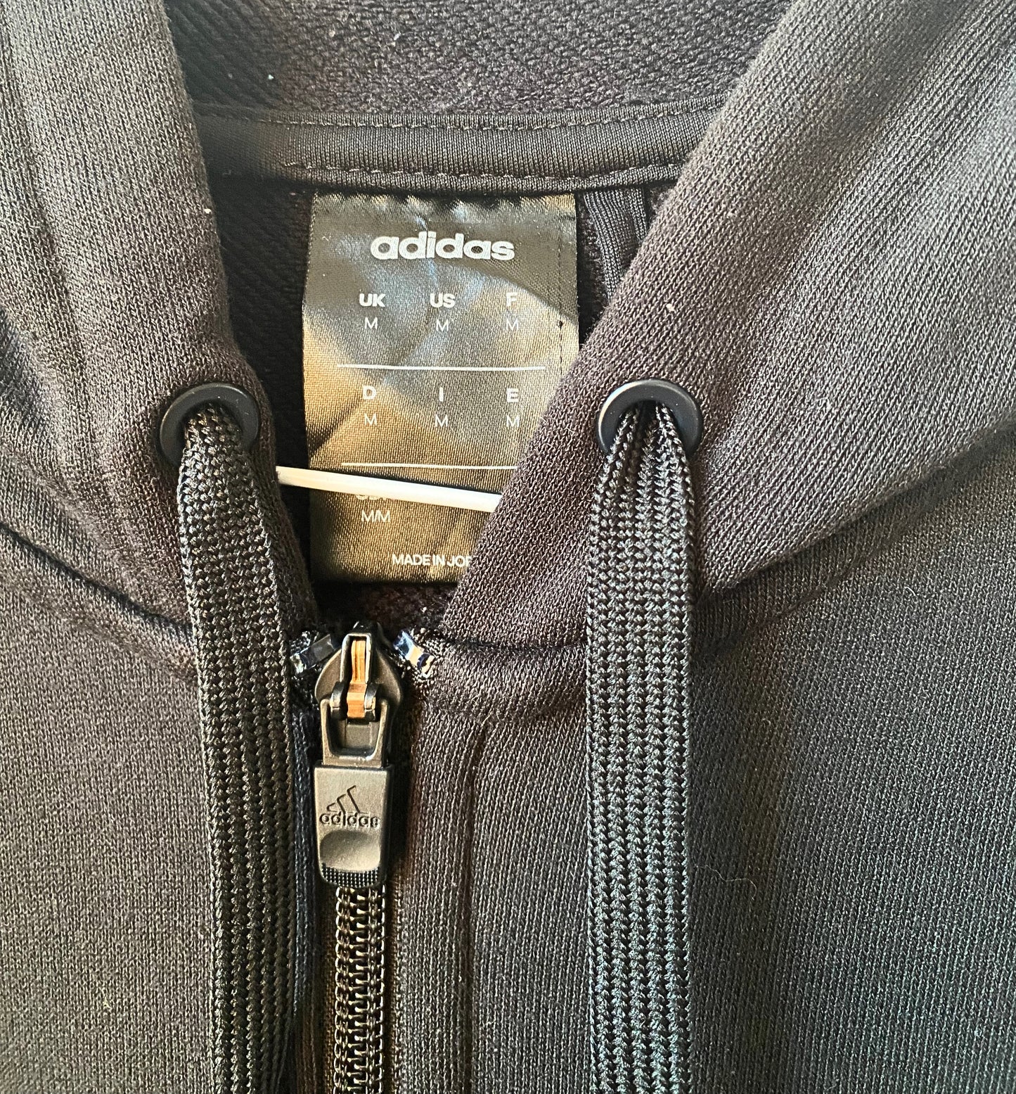 גקט ADIDAS שחור עם לוגו לבן מידה- M