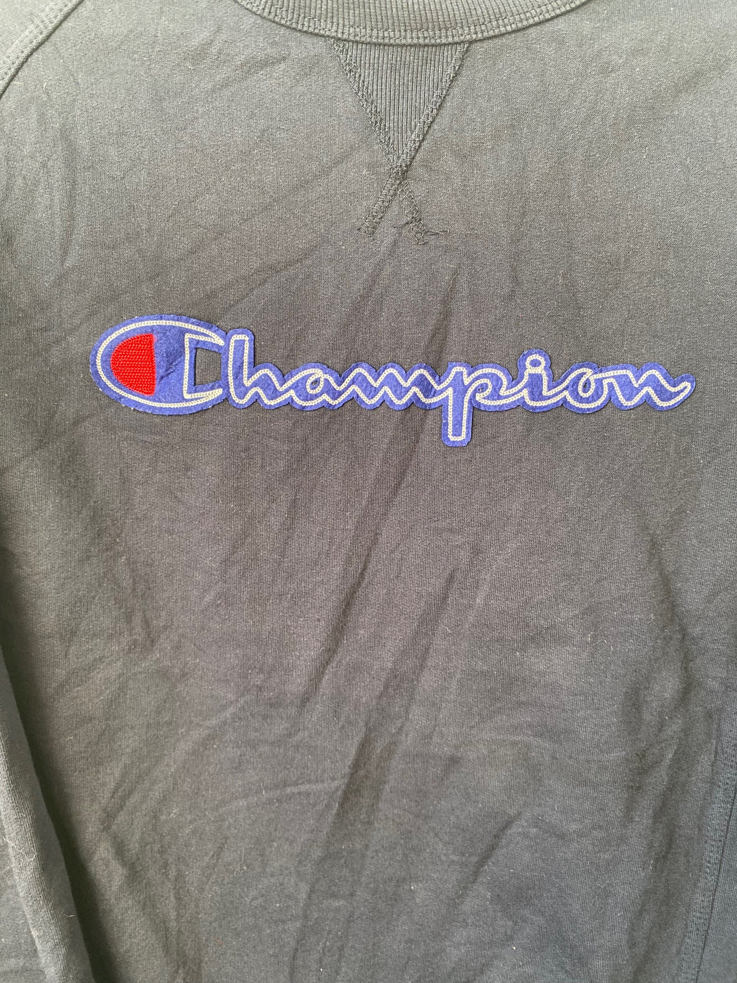 סווטצרט CHAMPION בצבע שחור לוגו בכחול מידה- M