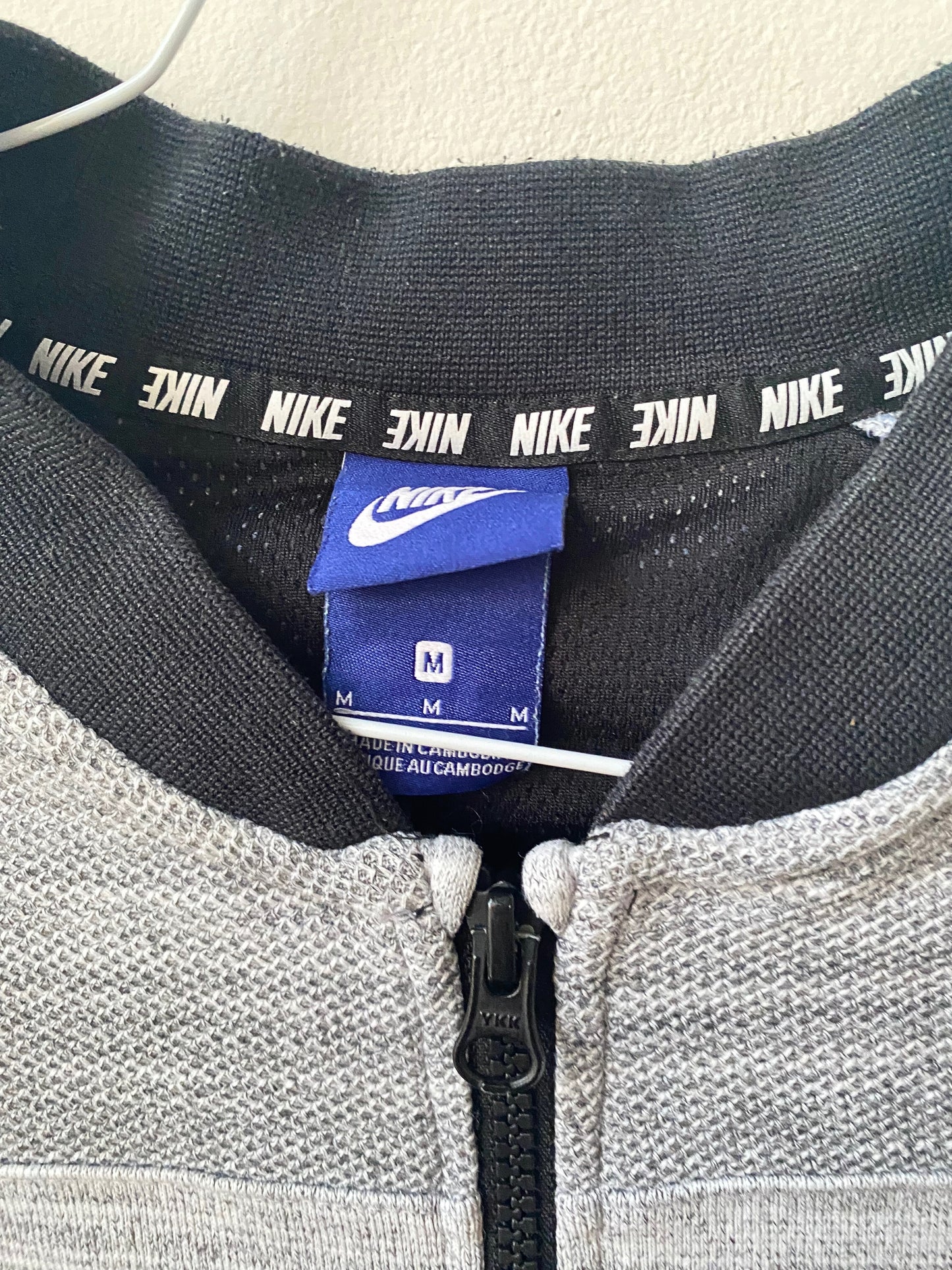 גקט NIKE אפור עם לוגו שחור מידה -M